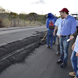 Diretor do DER visita obras de asfaltamento em Massapê do Piauí 